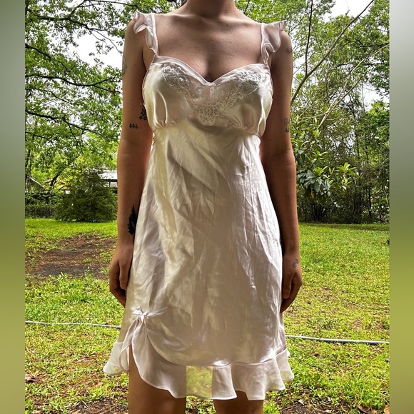 Elegant Pink Satin Dress - Picture 2 of 3